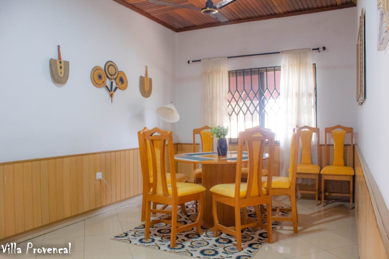 Break bread with family and friends in our communal dining area or enjoy your complimentary continental breakfast here as part of our bed and breakfast package.
