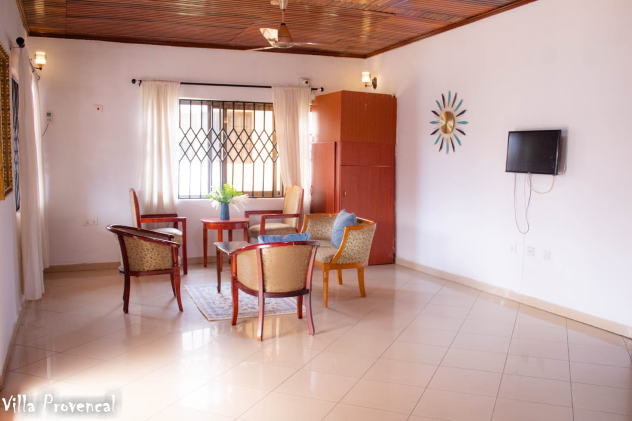 Relax and unwind with a cup of coffee or a cold drink in the communal living room....mingle with other guests in a homely setting....